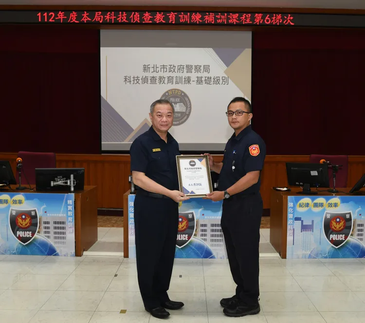 局長廖訓誠頒發完訓證書。翻攝畫面