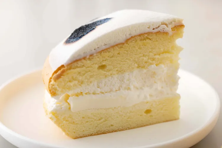 19號乳牛奶凍波士頓派 650元7吋。夾層裡加入打發的純生先奶油和牛奶凍，增添口感，蛋糕表面則以打發鮮奶油，做出仿乳牛花紋的斑點，造型可愛。Sweet Percent 百分之甜烘焙企業提供