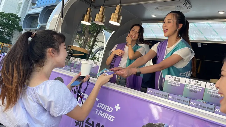 不少民眾來連署並打卡兌換飲料。彭欣偉攝