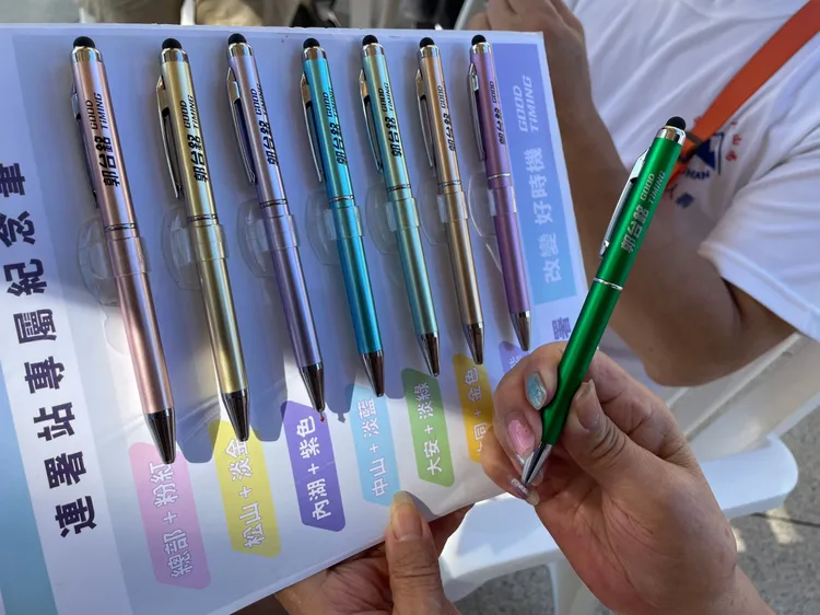 值得一提的是，除了上述7款顏色外，還有深綠、深紫跟黑色三款隱藏色。彭欣偉攝