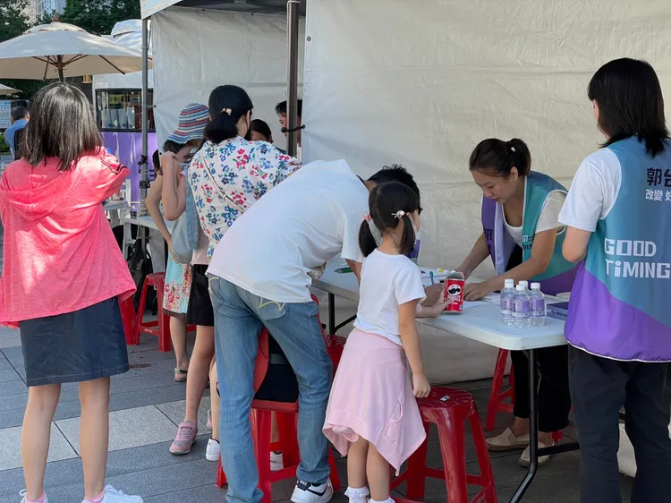 郭賴配競選團隊在三創展開快閃連署車，吸引不少民眾連署。彭欣偉攝