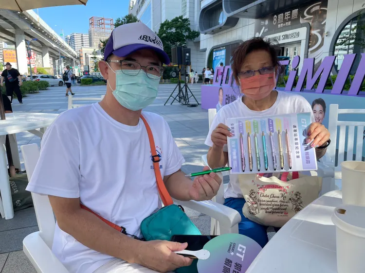 高姓男子今也帶著母親來連署，他期盼郭台銘可以跟柯文哲合作。彭欣偉攝