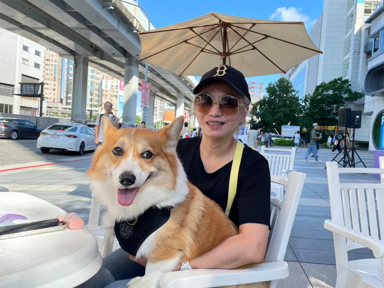 陳姓婦人今為了超夯7彩連署筆，特地從圓山來到三創連署。彭欣偉攝