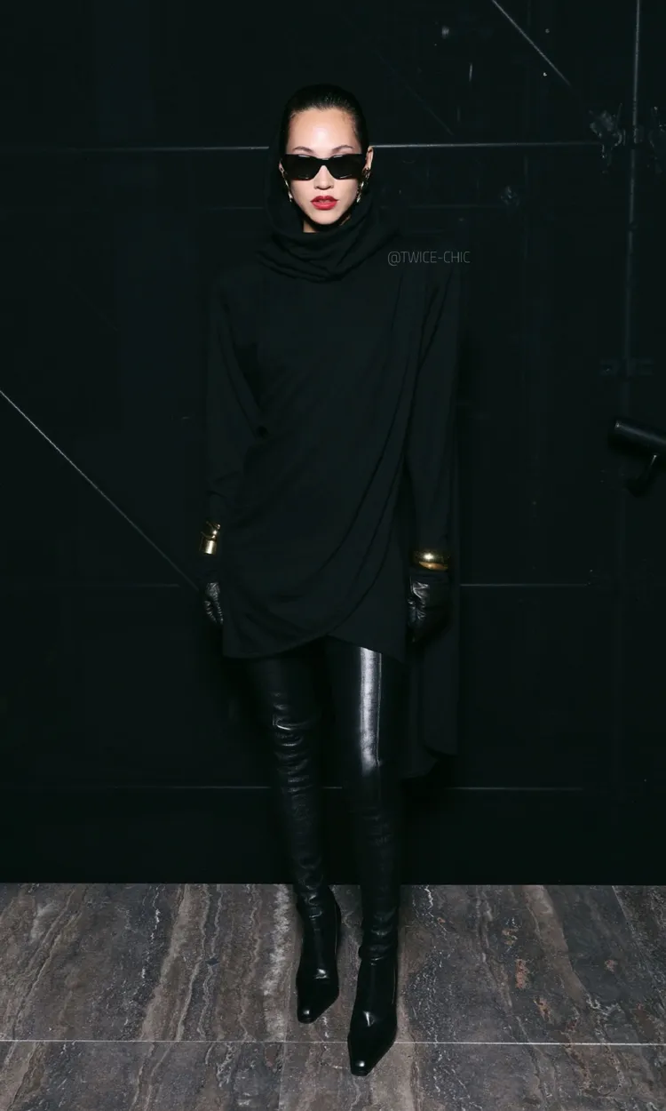 水原希子以全身黑的冷冽造型現身秀場。翻攝Twice-Chic微博