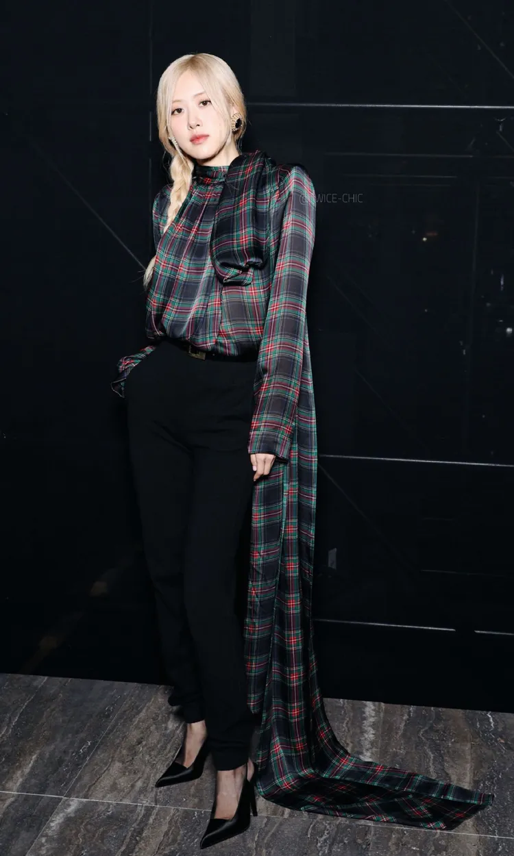 Rosé的看秀造型很有學院風。翻攝Twice-Chic微博