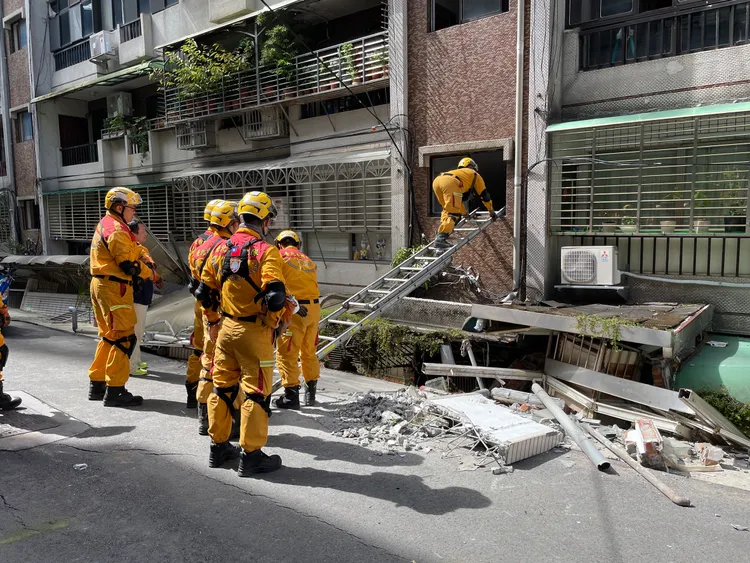 台北市消防局搜救隊進入下陷的民宅，評估住戶返家取物仍有風險。北市府提供