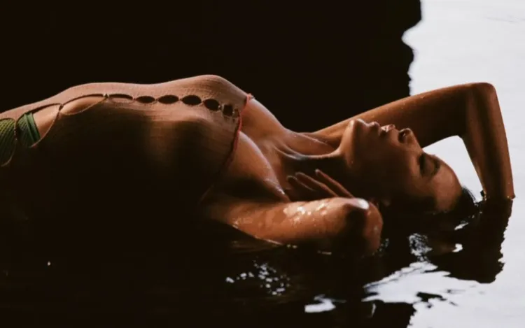 Bella為出道單曲拍攝濕身性感照。翻攝Bella的IG