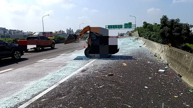 警方派人以機具將碎玻璃清運至外側。民眾提供