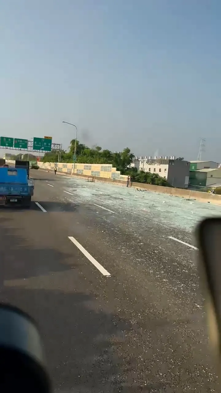 事故發生後車輛只剩內側車道可通行，造成大塞車。民眾提供