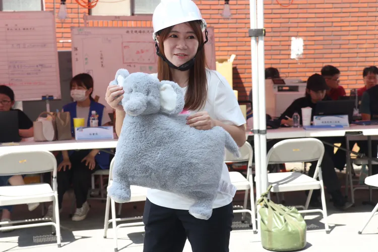 北市議員陳怡君隨災民返家反映房屋結構受損。彭欣偉攝