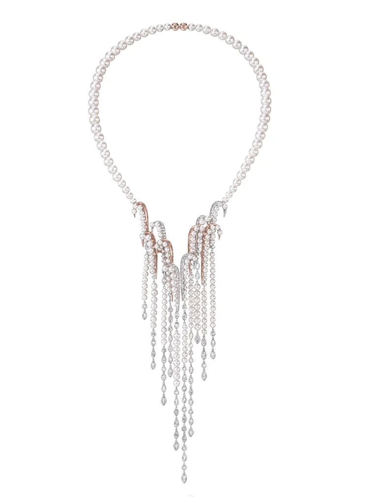 Waterfall項鍊（18K白金、18K櫻花金、阿古屋珍珠，鑽石總重5.78克拉），424萬元。品牌提供