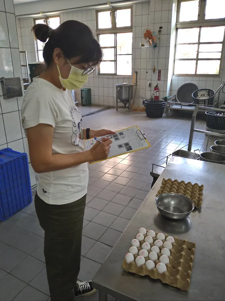 校方驗收比對有無噴印溯源編號。嘉市府提供