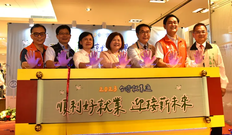 勞動部長許銘春、南市長黃偉哲等人出席活動為求職者打氣。王志弘攝