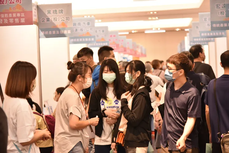 就博會有逾650個職缺起薪35K以上，吸引不少年輕人。王志弘攝