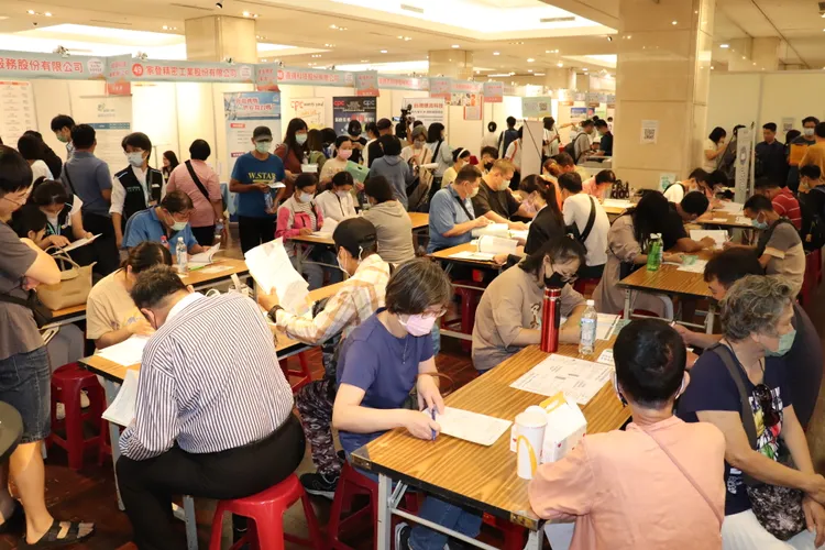 現場氣氛熱鬧滾滾。王志弘攝