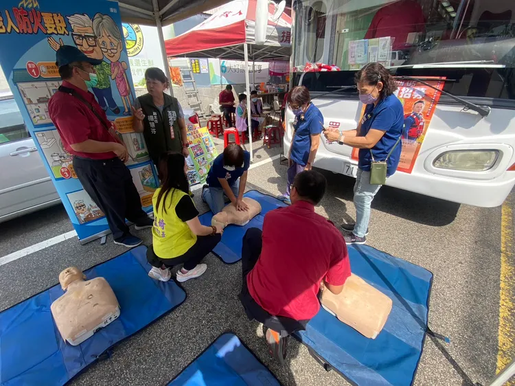 民眾學CPR、哈姆立克等保命技巧。第七大隊提供