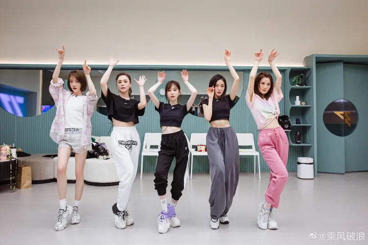 王心凌（中）在《乘風破浪》展現領導能力，鼓舞吳謹言（左起）、阿嬌、阿Sa（右起）、張天愛突破自我。