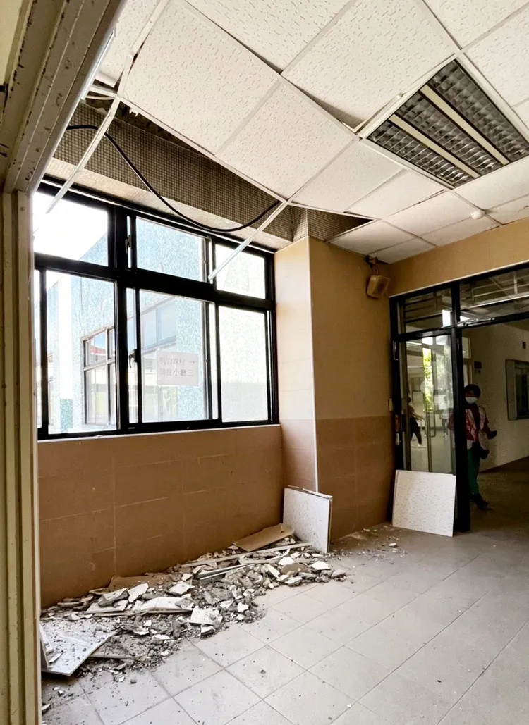 北市木新市場二樓活動中心天花板坍塌。王欣儀提供