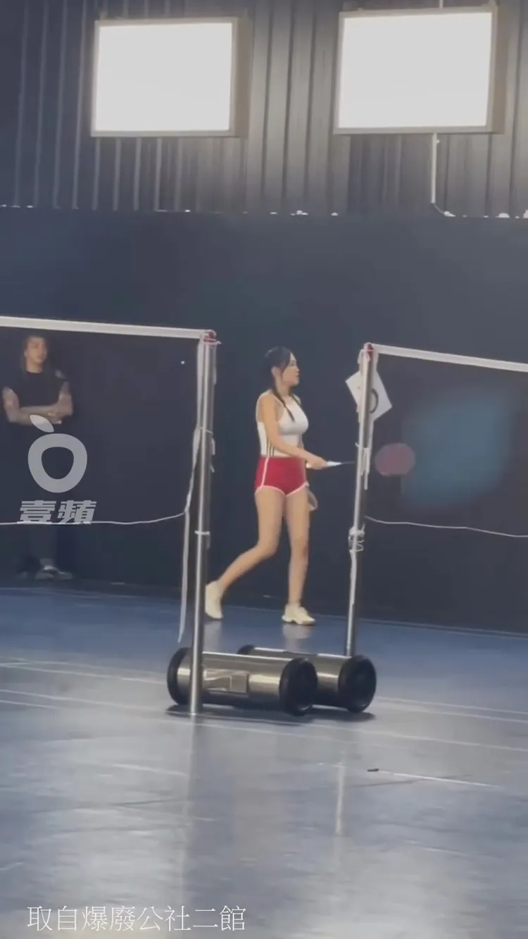 辣妹穿著貼身上衣、真理褲運動，惹火引人側目。翻攝自臉書「爆廢公社二館」