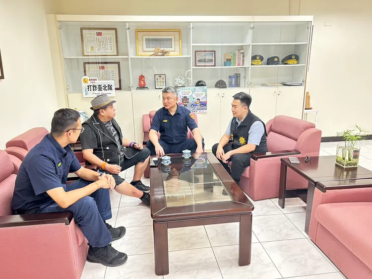 黑面來到中山警分局。翻攝畫面