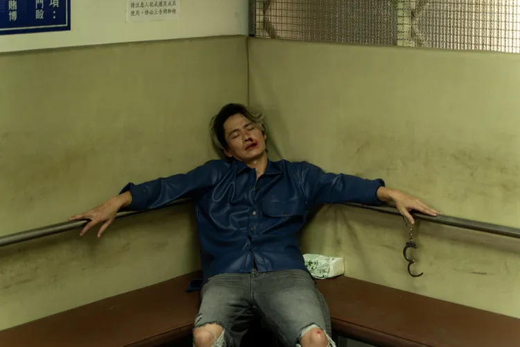 黃鐙輝在劇中被打得滿臉是血。華映娛樂提供