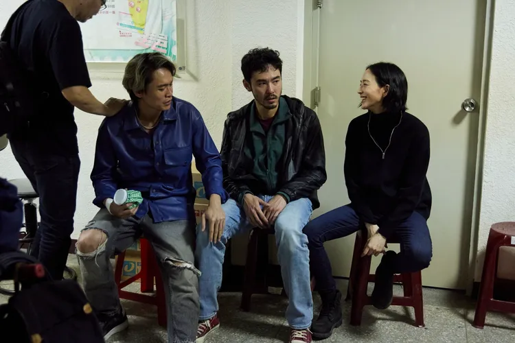 阮經天拍《查無此心》情緒重，好友張鈞甯、黃鐙輝一旁陪伴。華映娛樂提供