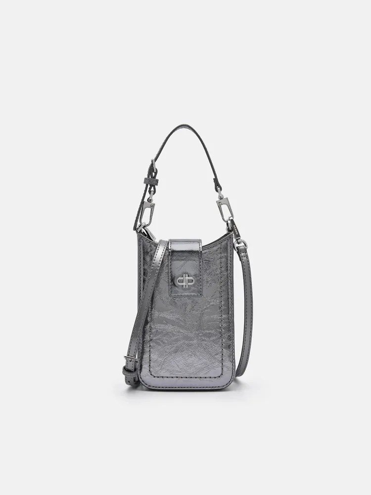 標誌皮革手機包，2390元。品牌提供