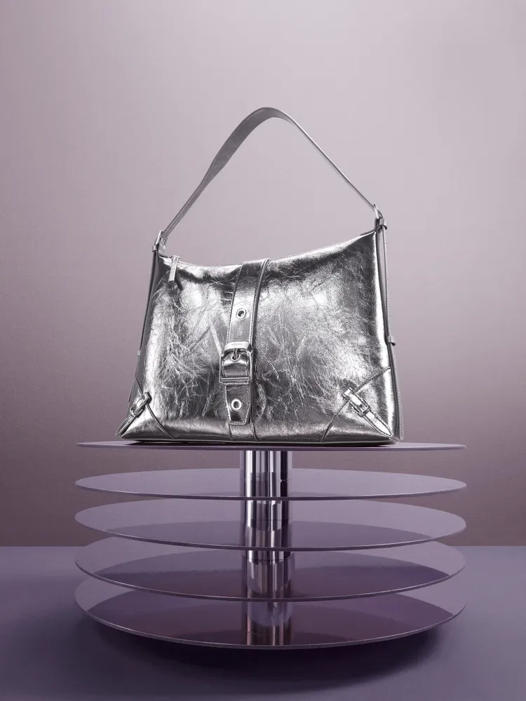 本季在簡練包型之中注入個性色彩。品牌提供