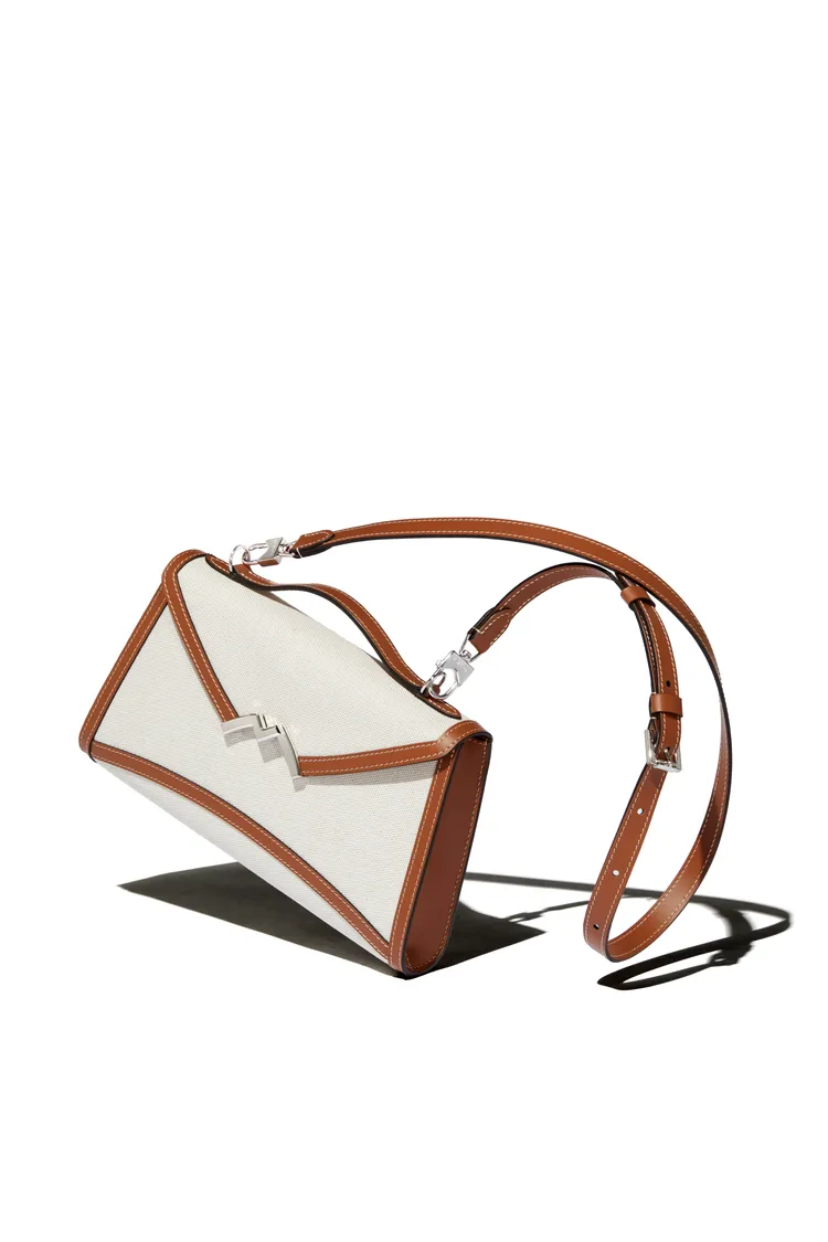 Gabrielle Clutch Canvas Leather，13萬5400元。品牌提供