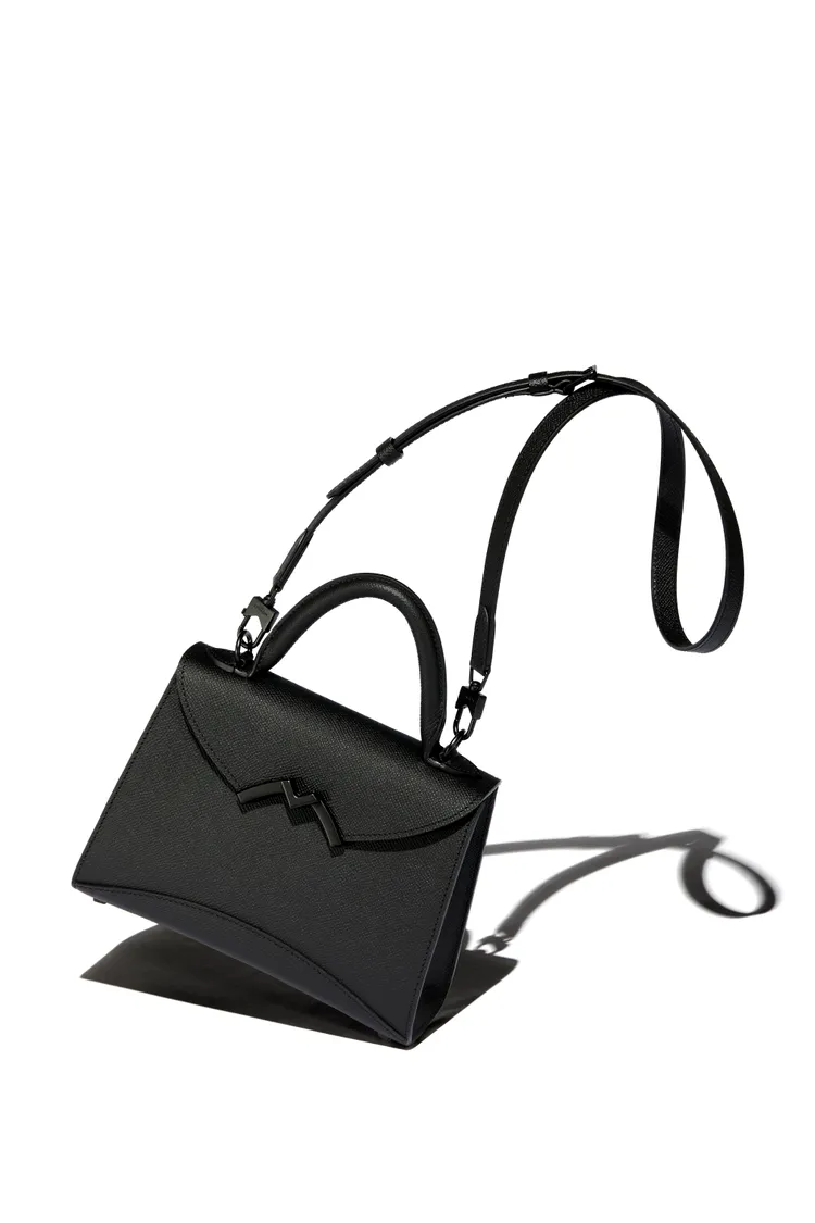 Gabrielle BB_Carat_Calf_Black_Mat，15萬8000元。品牌提供