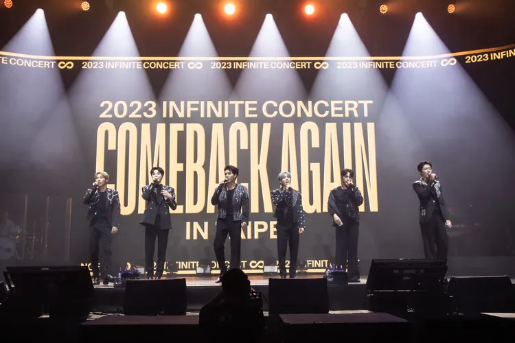 金聖圭（左起）、李成種、南優鉉、張東雨、L、李成烈唱到一半走下台與粉絲自拍。D-SHOW提供