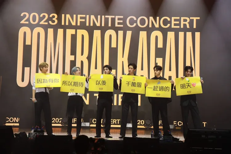 金聖圭（左起）、張東雨、南優鉉、李成烈、L、李成種舉起手幅逆應援。讀者提供