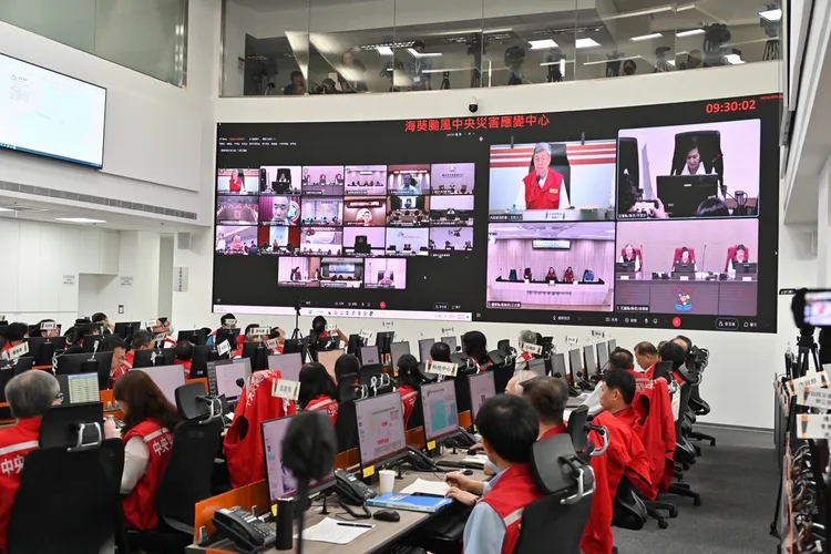 南投、基隆、台北、台南等縣市首長視訊參加會議，陳建仁亦分別與宜蘭縣長林姿妙、花蓮縣長徐榛蔚、台東副縣長王志輝視訊連線，瞭解整備情形。政院提供