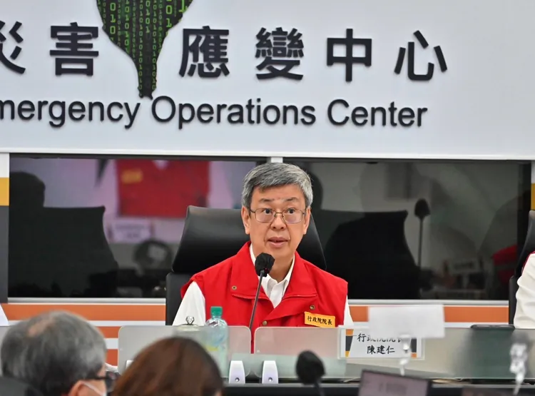 陳建仁視察災害應變中心。行政院提供