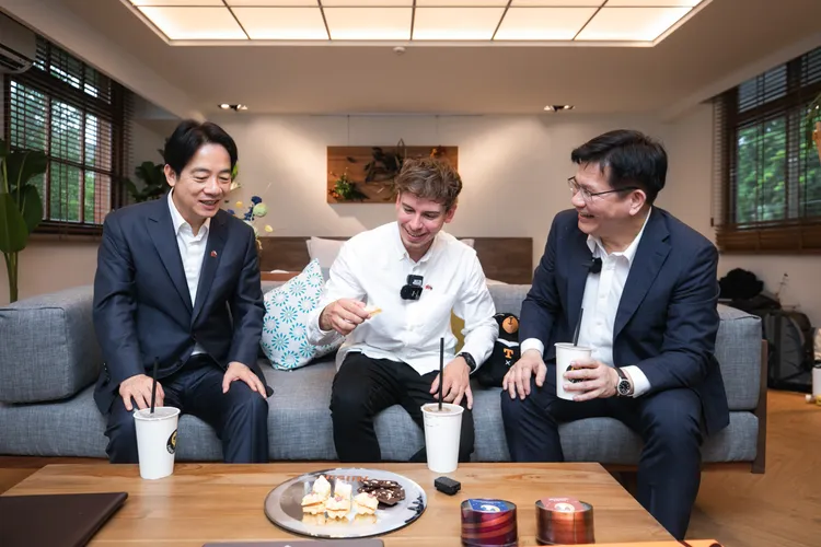 賴清德和賓客一同品嚐甜點與冬瓜茶。總統府提供