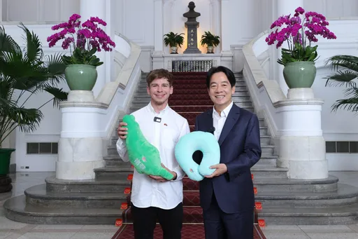 斯洛伐克攝影師入住總統府　賴清德親贈抱頸枕歡迎