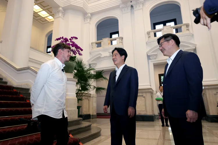 賴清德接見「來去總統府住一晚」活動賓客。總統府提供