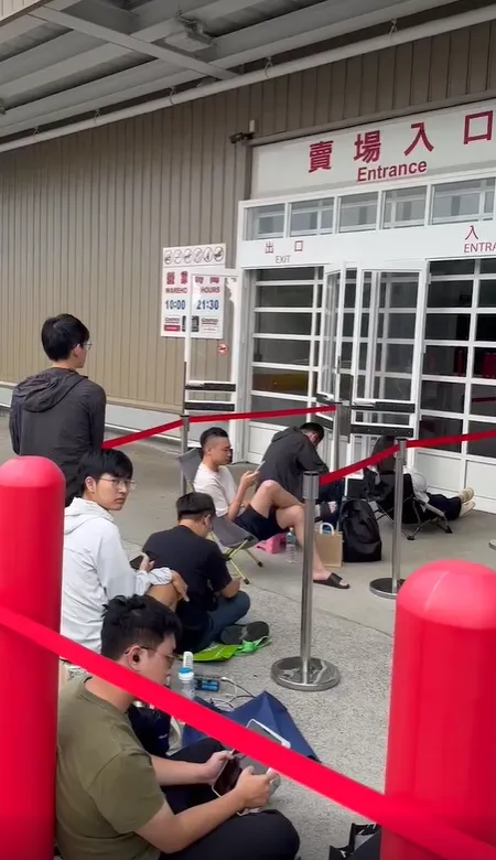 不少人搶在開店前就去排隊。翻攝自「Costco好市多 商品經驗老實說」