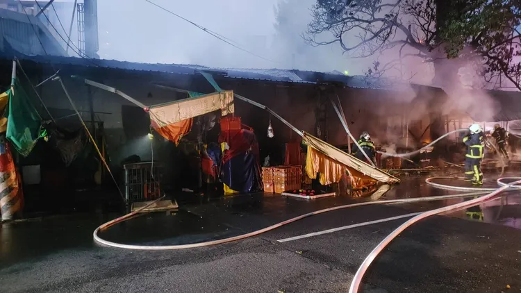 攤販晚間未營業，未造成人員傷亡。民眾提供