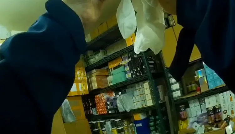 警方前往大同區倉庫搜索。翻攝畫面