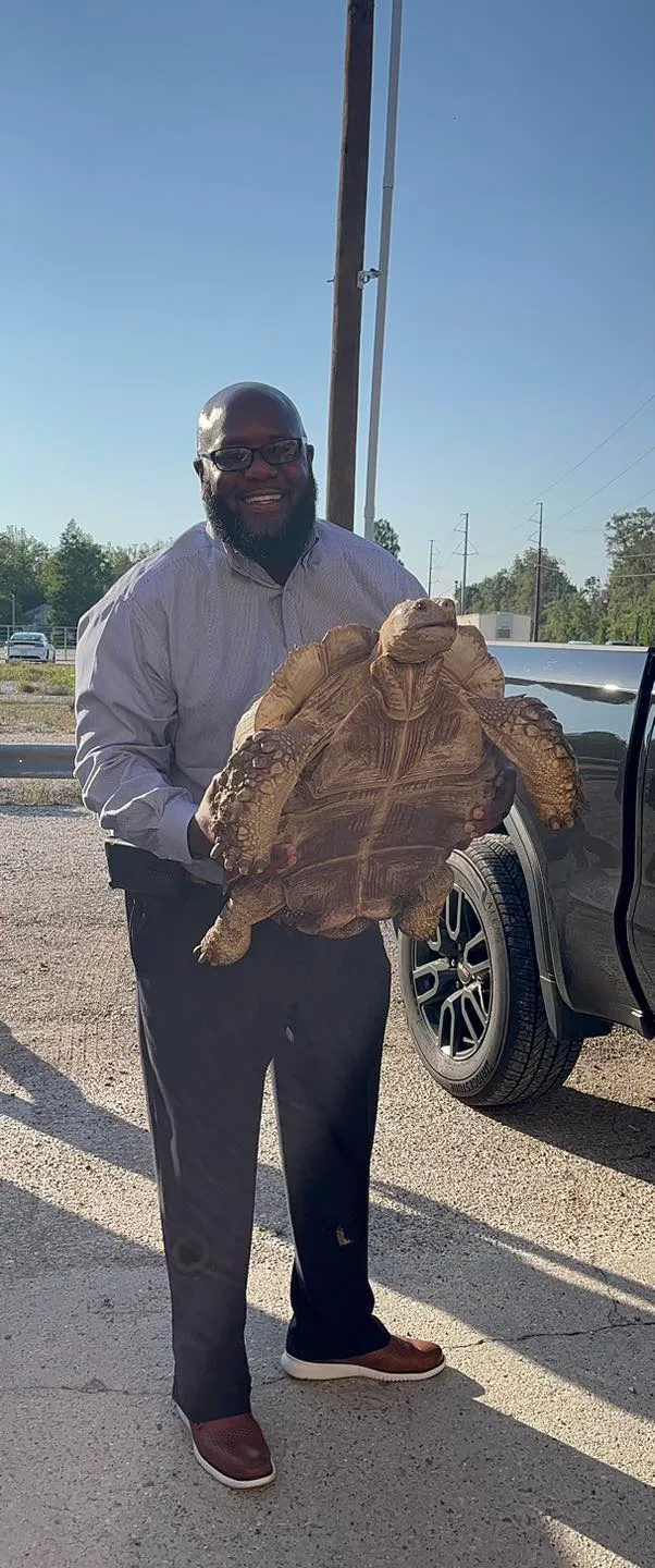 主人抱著「餅乾」向動物收容所致意。翻攝臉書/carashouseascension