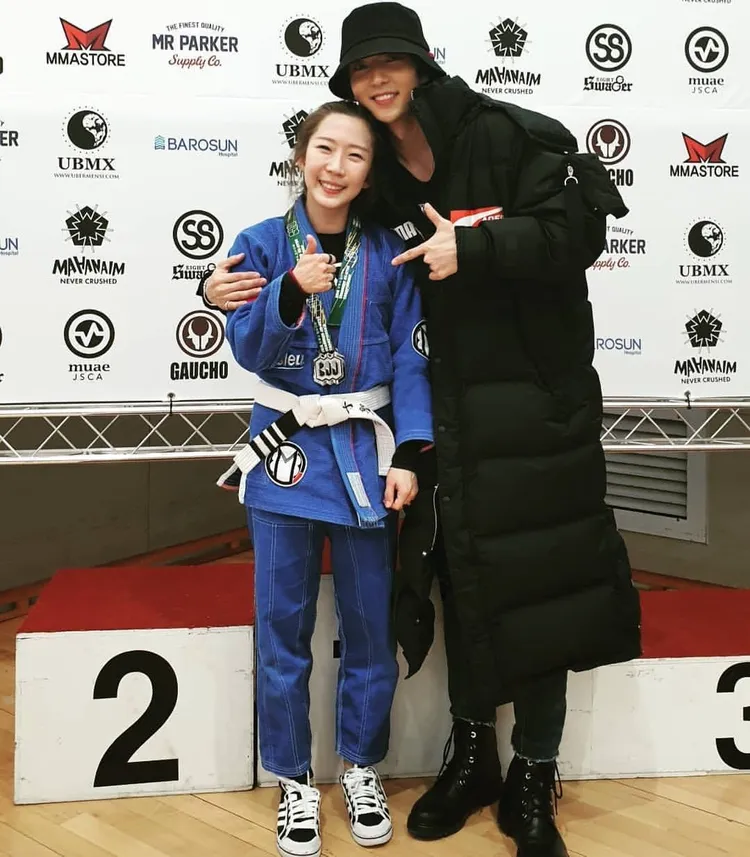 李準基（右）跟親妹感情很好，拉她一起練巴西柔術。翻攝李準基IG