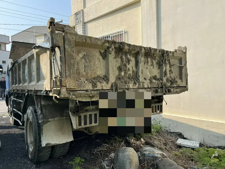 警方找到涉案小貨車，將2名司機帶回偵辦。民眾提供