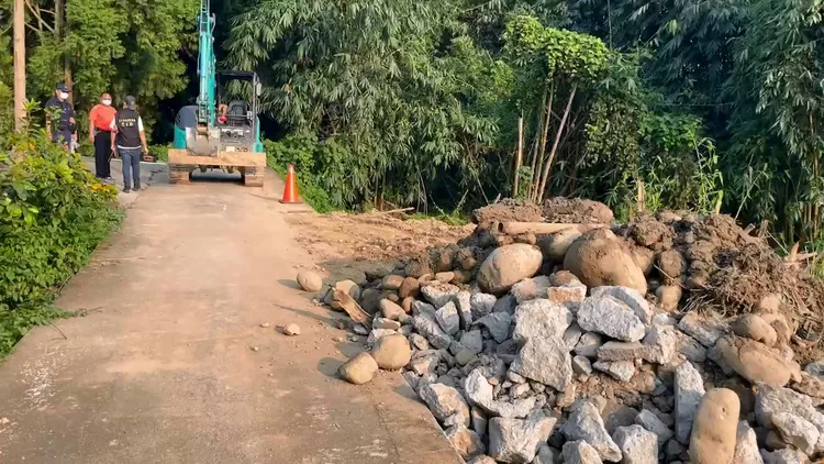 這起意外疑因整地傾倒土石不慎引起。民眾提供