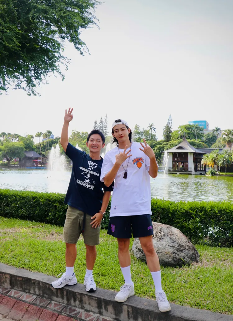 蔡昌憲（右）與張庭瑚日前合體赴台中出外景。森綜合提供