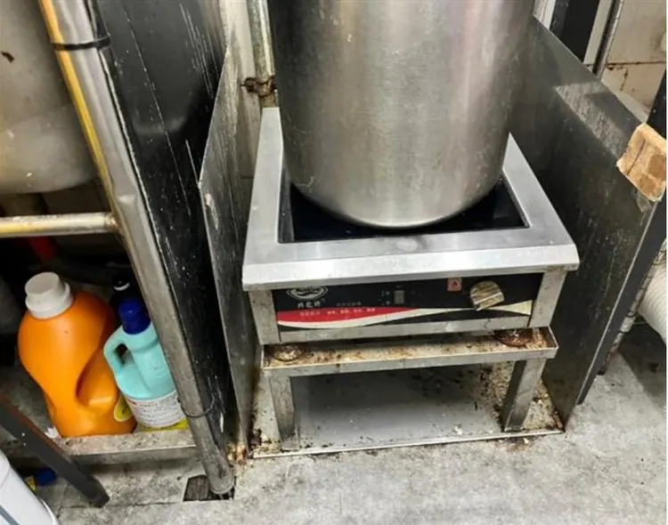 機械與器具未保持清潔，操作及維護避免食品遭受污染。北市衛生局提供