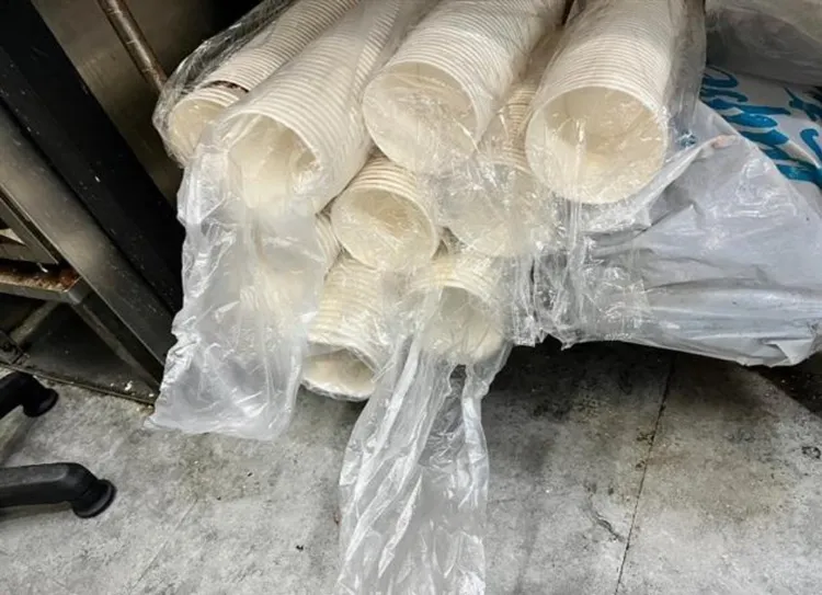 使用紙杯包裝塑膠袋破損。北市衛生局提供