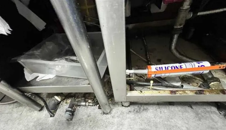 地面和排水系統未經常清理、暢通、有異味。北市衛生局提供