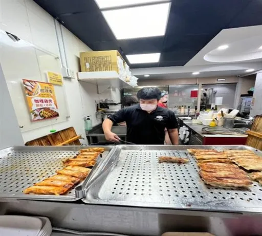 八方雲集「活蛆」驚動衛生局　稽查發現6缺失！複查沒過噴6萬