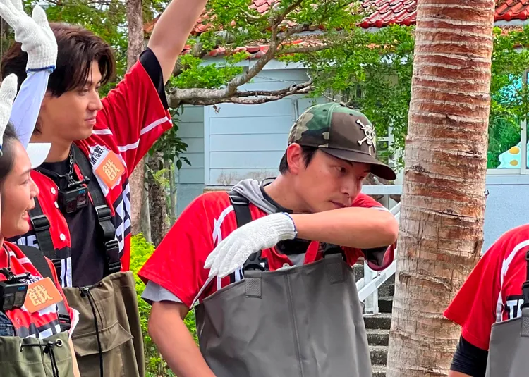 孫協志徒手抓蝦，被虧「零隻王」。中視提供